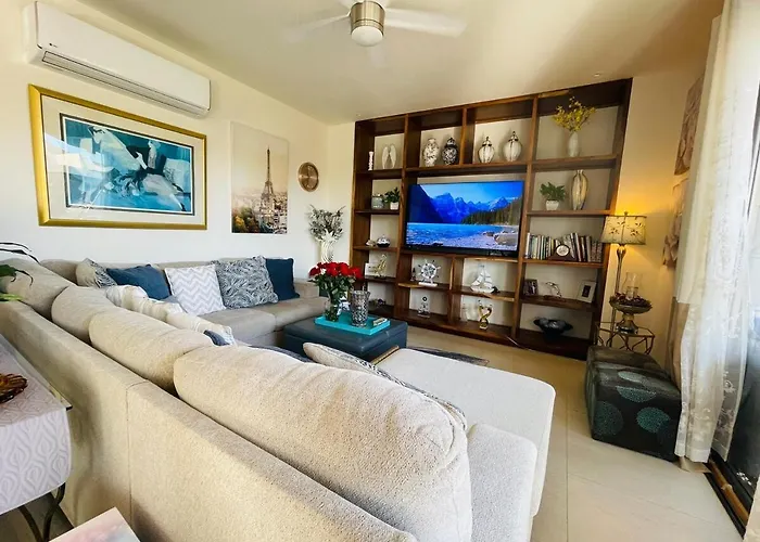 Beautiful 2bed, 3bath, Pools And Views! Apartment